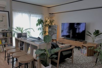 テレビを出して
ソファーを対面に設置 - 福岡・博多の本のあるカフェのような空間 「時の場」 「撮影貸し出し」博多のカフェのような空間 「時の場」の室内の写真