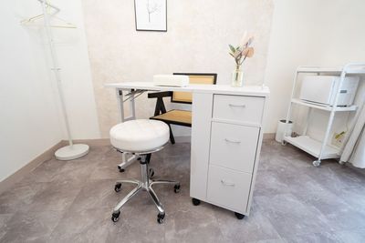折りたたみ机でネイルも可能 - レンタルサロンMINI三軒茶屋 全個室のレンタルサロン-MINI（ミニ）三軒茶屋店の室内の写真