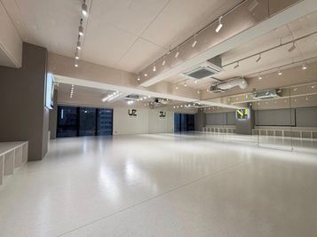 【BUZZ大阪東梅田】ダンスレンタルスタジオ24時間OK BUZZ大阪東梅田4F-E｜清潔感溢れる大型ダンススタジオの室内の写真