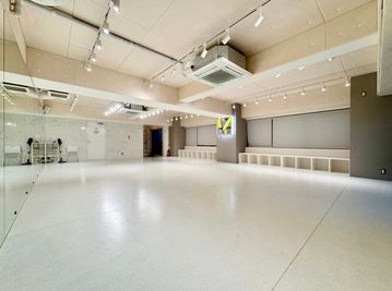 【BUZZ大阪東梅田】清潔感たっぷり開放的な大型スタジオ!20名程度の利用にオススメです✨ - 【BUZZ大阪東梅田】ダンスレンタルスタジオ24時間OK