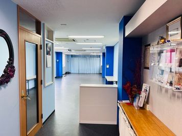 右手カウンター下に椅子が28脚ございます。 - Studio airsea(スタジオエアシー) レンタルスペースの入口の写真