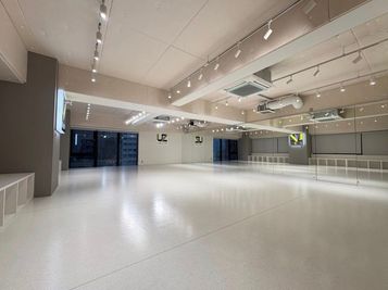 【BUZZ大阪東梅田】ダンスレンタルスタジオ24時間OK BUZZ大阪東梅田9F-Ｎ｜10～22名程度の利用にオススメ☆の室内の写真