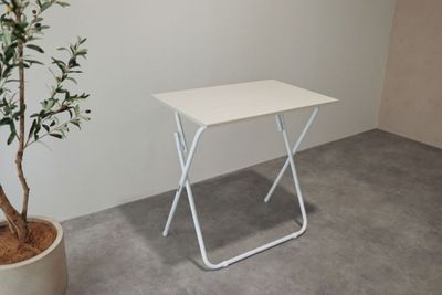 折り畳みテーブル
簡易アイロン台を置いて使用できます。荷物置きにも。 - OLUE STUDIO OLUE  STUDIOの設備の写真
