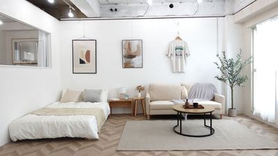 白壁と家具※ベッドは撮影でのみ利用可 - サモスタ中野店 【ハウススタジオ】サモスタ中野店の室内の写真