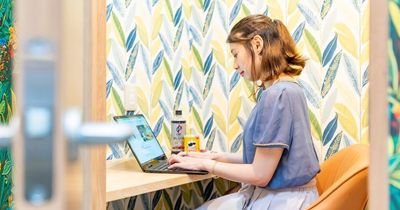 個室内でノートPC作業をする利用イメージです。 - セルフカフェ千種店 千種駅徒歩1分｜1名完全個室2・3㎡｜自習・Web会議｜24時間の室内の写真