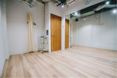 【渋谷駅徒歩1分】A104スタジオ(1~2名サイズ) 横3.6m×縦2.8m/リノリウム床 木目調/ ヨガ・ピラティス・ダンス - Studio Unius（スタジオユニアス）渋谷店