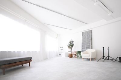 午後は光が安定し、空間全体がふんわりと明るくなります - 荻窪あさひ写真室 荻窪あさひ写真室【朝日の綺麗な白壁スタジオ】の室内の写真