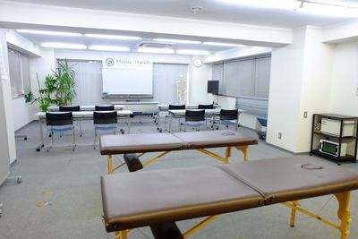 テーブル4台と施術ベッド2台 - マジックハンズ 施術・マッサージ・治療・エステ向け ボディーワークスペース2-Aの室内の写真