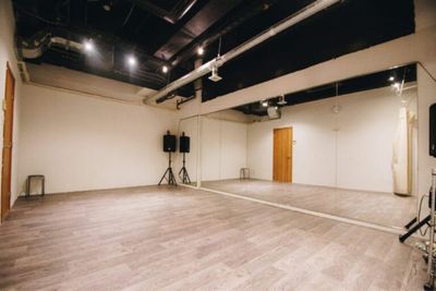 【渋谷駅徒歩1分】D107(8~10名サイズ) 横4.5m×縦6.8m/リノリウム床/ヨガ・ピラティス・ダンス - Studio Unius(スタジオユニアス)渋谷店