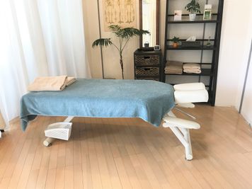 施術ベッド・姿見・ダイニングセット　大船駅近く引き取り 施術ベッド・姿見・ダイニングセット 大船駅近く引き取り