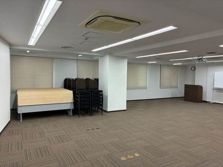 机やイスは端に寄せてあります - アットビジネスセンターPREMIUM新大阪（正面口駅前） 601号室の室内の写真