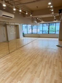 建物裏側を背にしたスタジオ内の様子 - BOLLYQUE神保町スタジオ ダンス・ヨガレンタルスタジオ 神保町の室内の写真