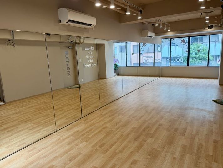 鏡に向かって左からの様子 - BOLLYQUE神保町スタジオ ダンス・ヨガレンタルスタジオ 神保町の室内の写真
