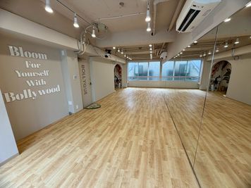 道路側の窓を背にしたスタジオ内の様子 - BOLLYQUE神保町スタジオ ダンス・ヨガレンタルスタジオ 神保町の室内の写真