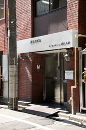 当スペースの入口です
右側の扉から入室できます - 長谷川ビル レンタルスペース　赤れんがの入口の写真