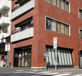 蔵前橋通り沿いにある7階建て赤れんがのビルが目印です - 長谷川ビル レンタルスペース　赤れんがの外観の写真