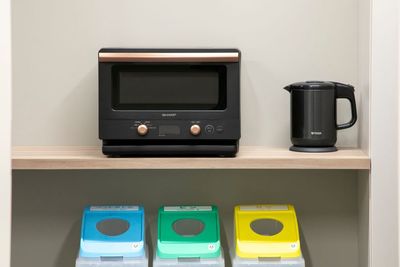 電子レンジ・電気ケトル・ゴミ箱(ビン・缶・ペットボトル)
分別必須としていますが、ビン・缶・ペットボトルは回収無料としております - 長谷川ビル レンタルスペース　赤れんがの設備の写真