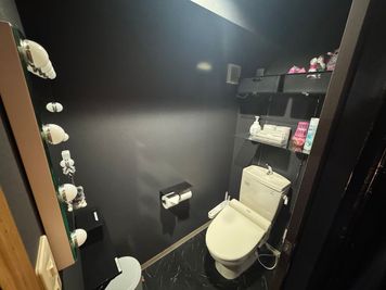 店内トイレ完備 - まいんずるーむ 【上前津2分】可愛いカフェを完全貸切/バーカウンター・テーブルの室内の写真