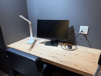 フリーアドレス席にモニター・デスクライト付きのお席有り。空いているお席をご自由にお使いください。 - バルコムシェアオフィス フリーアドレス席【3階】の設備の写真