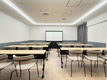【梅田・西梅田直結】最大20名までOK！プロジェクター完備◎セミナー・研修・大人数会議に最適♪ - ドットミーティング 堂島貸会議室