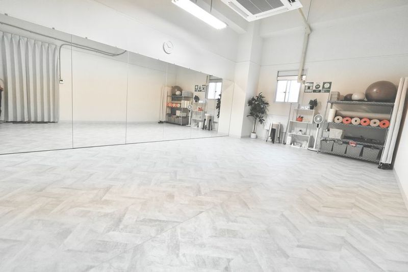白基調の清潔感あるスタジオ。5.4Mの大型鏡あり！ - Sunny Place サニープレイス市が尾 レンタルスタジオ市が尾　ダンス・ヨガ・ピラティス・レッスン・撮影の室内の写真