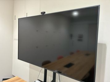 65インチの大型モニターとWEBカメラ付き - ドットミーティング 堂島貸会議室 ドットミーティング　８名用ROOMの設備の写真