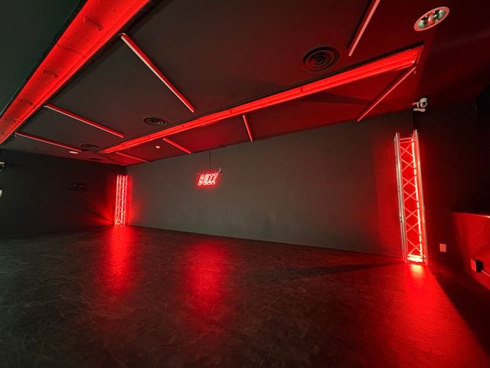 BUZZ名古屋本店2st |リハも撮影も映える赤LEDスタジオ - 【BUZZ名古屋本店】ダンスレンタルスタジオ 24時間OK