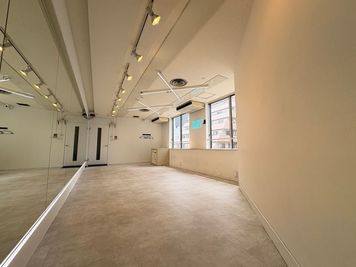 真っ白で使いやすい!自然光も入る明るいスタジオ🤍 - 【BUZZ名古屋本店】ダンスレンタルスタジオ 24時間OK