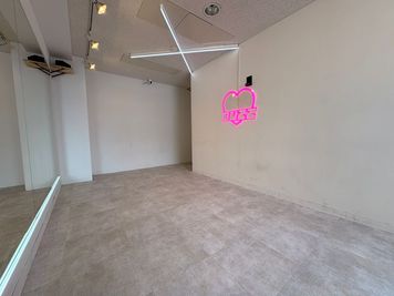 【BUZZ名古屋本店】ダンスレンタルスタジオ 24時間OK BUZZ名古屋本店6st｜白基調のシンプル万能スタジオ⭐︎の室内の写真