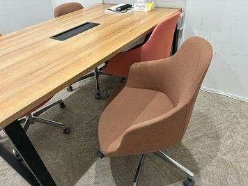 座り心地とデザイン性を兼ね備えたチェア - ドットミーティング 堂島貸会議室 ドットミーティング　４名用ROOMの設備の写真