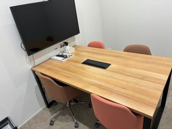 テーブル中央には4口の電源タップ収納 - ドットミーティング 堂島貸会議室 ドットミーティング　４名用ROOMの室内の写真