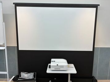 プロジェクターと80インチのスクリーン - ドットミーティング 堂島貸会議室 ドットミーティング　20名用マルチルームの設備の写真