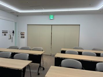 通路側の大窓にはロールカーテンがございます - ドットミーティング 堂島貸会議室 ドットミーティング　20名用マルチルームの設備の写真