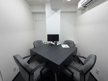 打ち合わせやZOOM会議にぴったり。最大5人で使えるワークスペース 完全個室で個別空調 モニター・充電器つき 貸会議室D - PSJ赤坂店