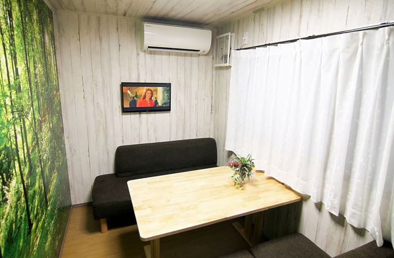 ゆったり座れる4人掛けソファーとテーブル。建物まるごと貸切の完全個室です - レセプル福島 大阪・福島駅徒歩10分｜完全個室貸切｜Web面接・テレワークの室内の写真