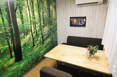 心癒される森林の壁。ビルが立ち並ぶ都心なのにとても静かです - レセプル福島 大阪・福島駅徒歩10分｜完全個室貸切｜Web面接・テレワークの室内の写真
