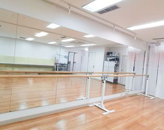 バレエバー
高さ調節可能 - スタジオ２１ アクセスのよい多目的レッスンスタジオ／会議室の設備の写真
