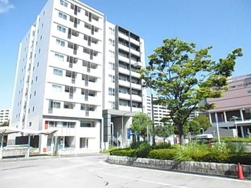 バスロータリーから見た、建物全景 - パンテサロン【横浜センター北駅前】🎹ピアノ📶WIFI 防音室Ａ【駅前１分】🎵グランドピアノの外観の写真