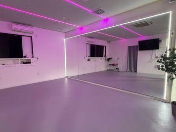 越谷駅近く・24時間利用OK！大型鏡＆音響完備✨ダンス自主練・K-POP・TikTok撮影・個人レッスンにおすすめ！ - PLACE KOSHIGAYA