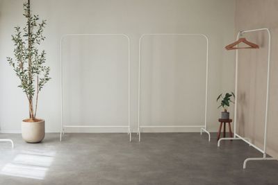 ハンガーラック５台完備。予約制の展示会等にもオススメ。 - OLUE STUDIO OLUE  STUDIOの設備の写真