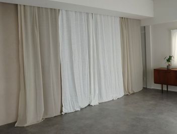 カーテンで区切ることも可能 - OLUE STUDIO OLUE  STUDIOの室内の写真
