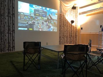 大画面スクリーン。HDMI接続対応のテレビゲーム機にも対応 - パーティーピーポー 多目的スペースの室内の写真