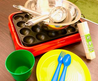 たこ焼き器セット一式。たこ焼き器は有料、それ以外は無料です。 - パーティーピーポー 多目的スペースの室内の写真