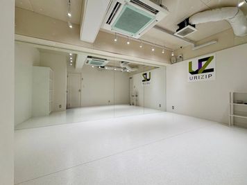 【BUZZ大阪東梅田】大型ミラーと明るい映えスタジオ!2~6名の利用にオススメです✨ - 【BUZZ大阪東梅田】ダンスレンタルスタジオ24時間OK
