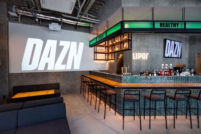 バーカウンターと大型画面のある店内。懇親会や二次会に利用できます - レンタルスペースLIPOT町田の室内の写真