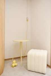 お客様に案内しやすい椅子とテーブルをご用意しています。 - マシンピラティスレンタルスタジオ　mond マシンピラティスレンタルスタジオの室内の写真