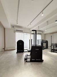 バレル【背骨の柔軟性向上 体幹強化】
チェア【バネの抵抗で全身の筋力 バランス向上】.fonv製
 - マシンピラティスレンタルスタジオ　mond マシンピラティスレンタルスタジオの室内の写真