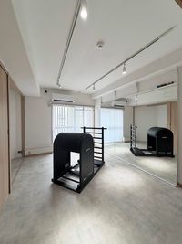 全面鏡完備。広々お使いいただけます。 - マシンピラティスレンタルスタジオ　mond マシンピラティスレンタルスタジオの設備の写真
