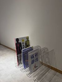 毎月本棚にオーナーこだわりの新しい雑誌を置いています。インストラクターの空き時間やお客様にも是非。 - マシンピラティスレンタルスタジオ　mond マシンピラティスレンタルスタジオの設備の写真