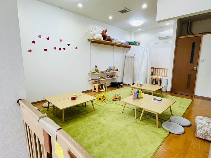 木のおもちゃのある、子連れ歓迎の貸切スペースです。ローテーブルでママ会や親子イベントにもご利用いただけます。 -     mamapal（ママパル）     mamapal｜子連れ歓迎レンタルスペースの室内の写真